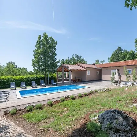 St Nikola With Jacuzzi And Private Swimming Pool ヴィラ Ružići